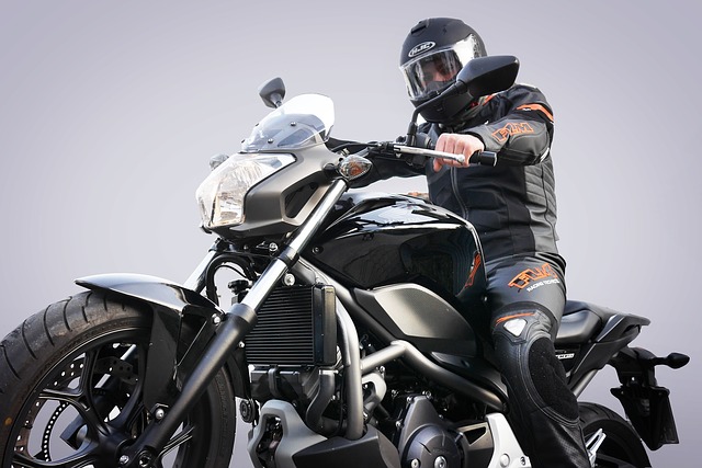 Kurtka, spodnie i inne elementy odzieży motocyklowej